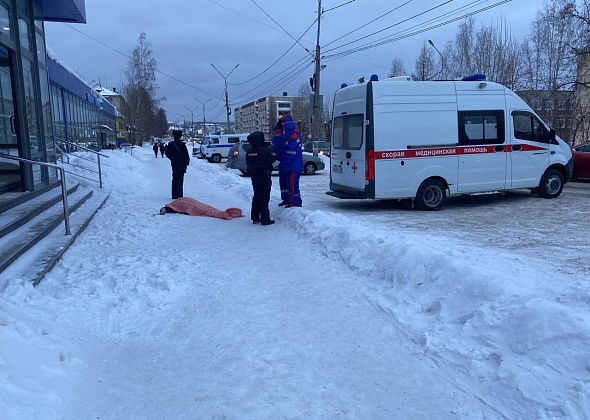 СК начал проверку обстоятельств смерти мужчины, чье тело сегодня лежало у дома по улице Ленина
