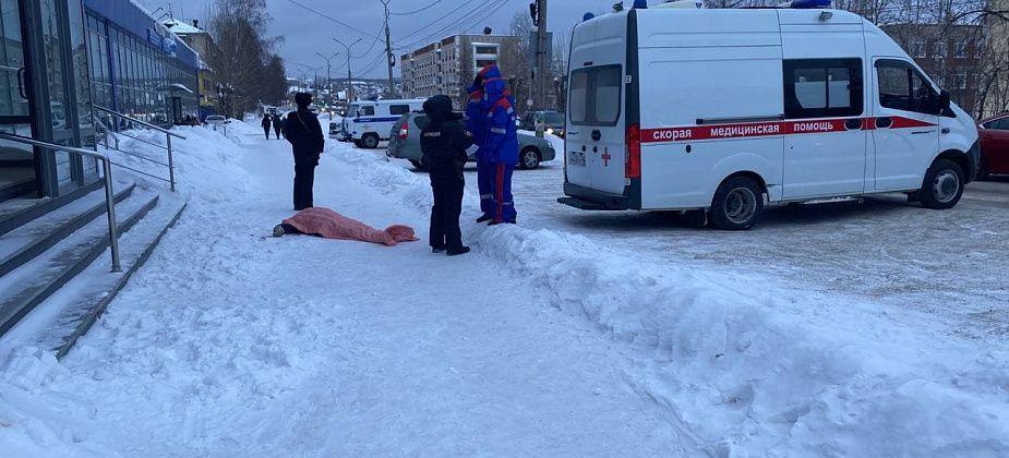 СК начал проверку обстоятельств смерти мужчины, чье тело сегодня лежало у дома по улице Ленина