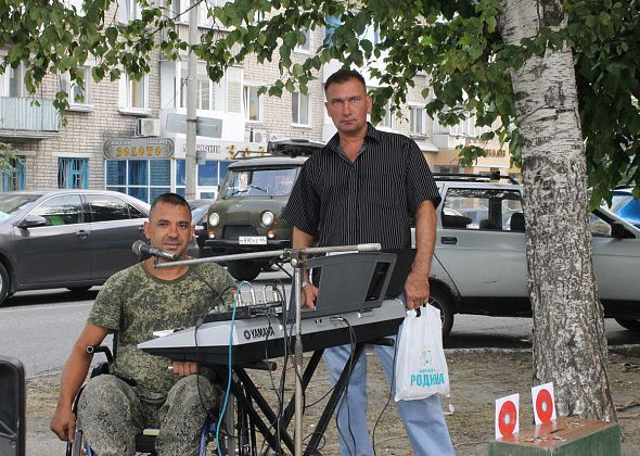 Ростовчанин пел армейские песни недалеко от администрации Серова
