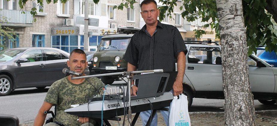 Ростовчанин пел армейские песни недалеко от администрации Серова