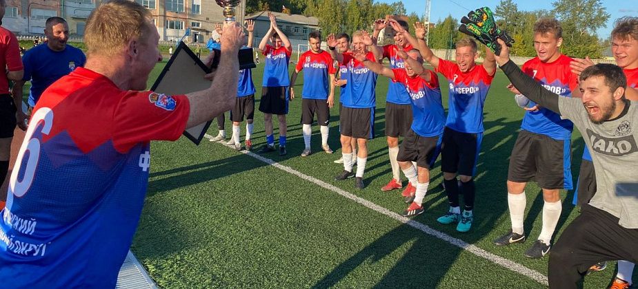 Со счетом 10:3 серовские футболисты обыграли команду из Карпинска