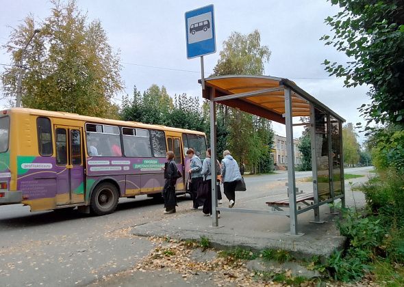 В Серове неизвестные разбили стекла на двух автобусных остановках