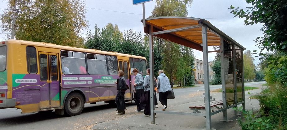 В Серове неизвестные разбили стекла на двух автобусных остановках