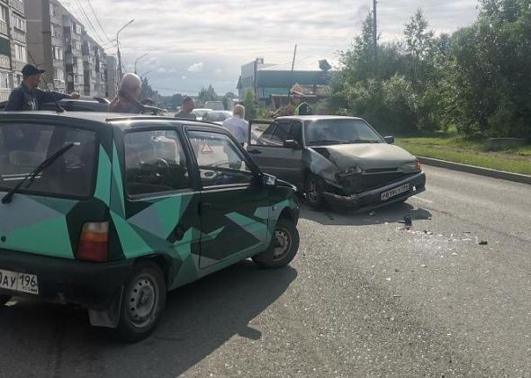 В Серове на улице Каляева столкнулись три автомобиля