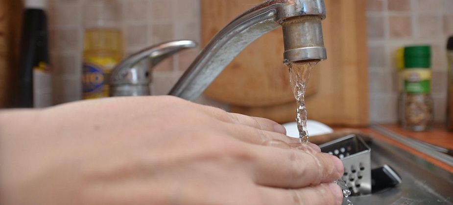 «Безобразие! Четвертая неделя пошла, как мы без воды!». Жители поселка Энергетиков негодуют. Возможно, горячая вода появится в конце июля 