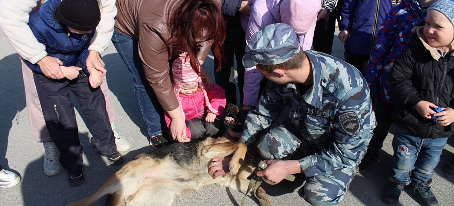В Серове проходит акция «Твой выбор». Юным горожанам рассказывают о принципах правильного поведения