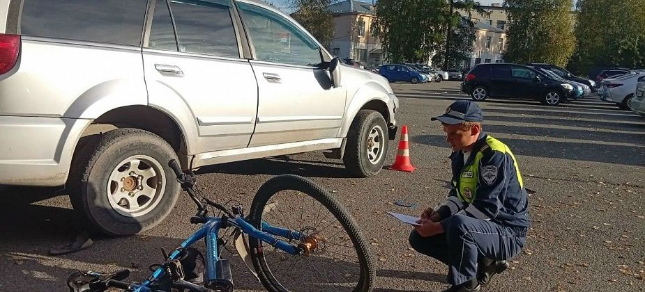 В Серове столкнулись автомобиль и электровелосипед