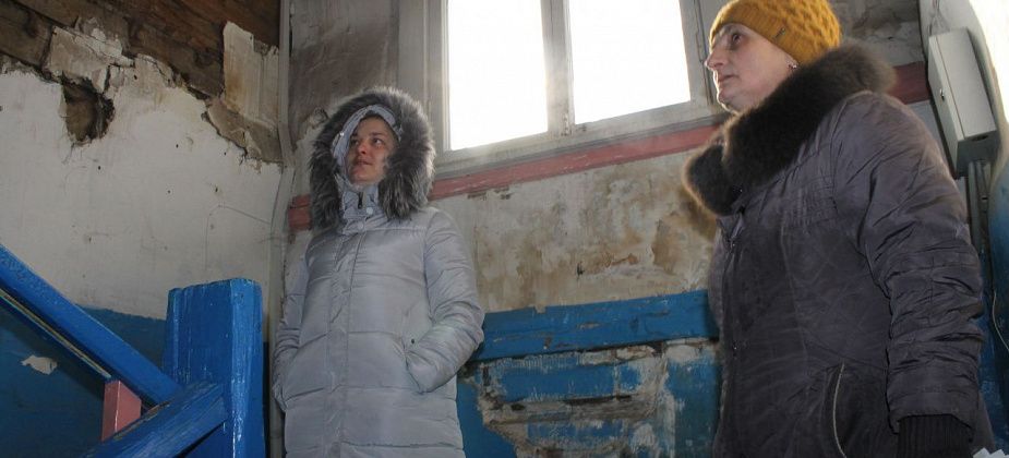 "Не подъезд, а рассадник заразы". Серовчане больше десяти лет просят отремонтировать подъезд