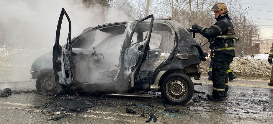“Только вот успела выскочить”. В Серове прямо на дороге сгорел легковой автомобиль