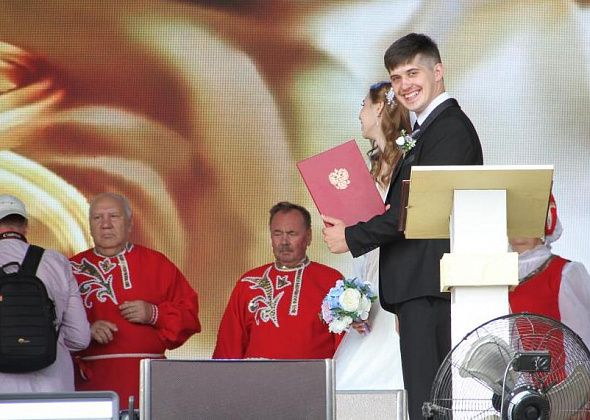 Свадьба на сцене, встреча Половцовой с Серовым и много наград. Как открыли День города и День металлурга