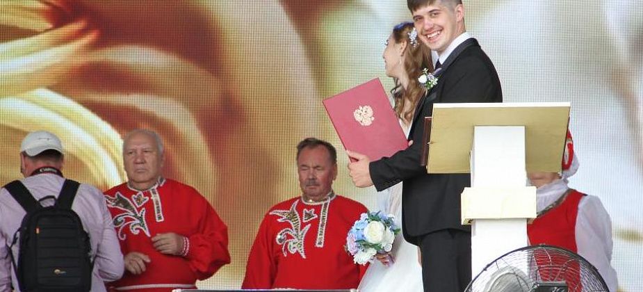 Свадьба на сцене, встреча Половцовой с Серовым и много наград. Как открыли День города и День металлурга