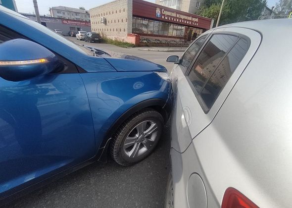 В столкновении двух автомобилей на центральной улице Серова пострадала 9-летняя пассажирка