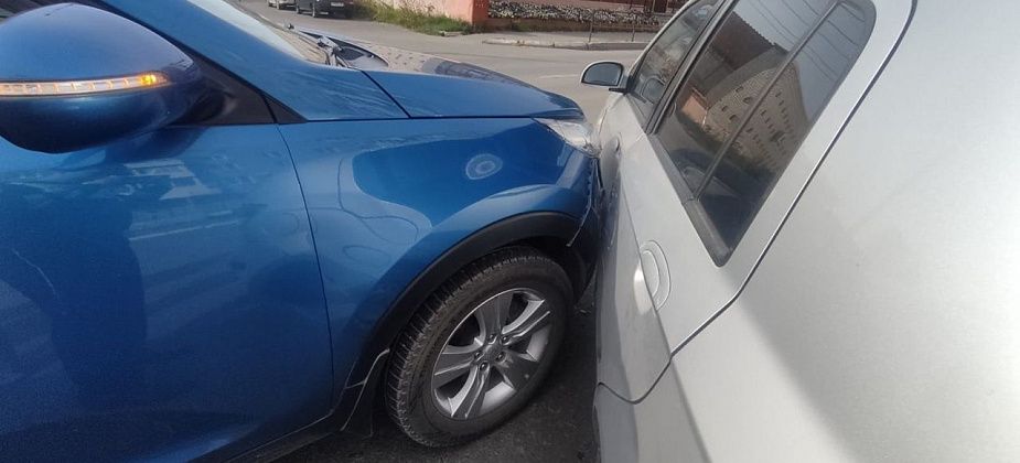 В столкновении двух автомобилей на центральной улице Серова пострадала 9-летняя пассажирка