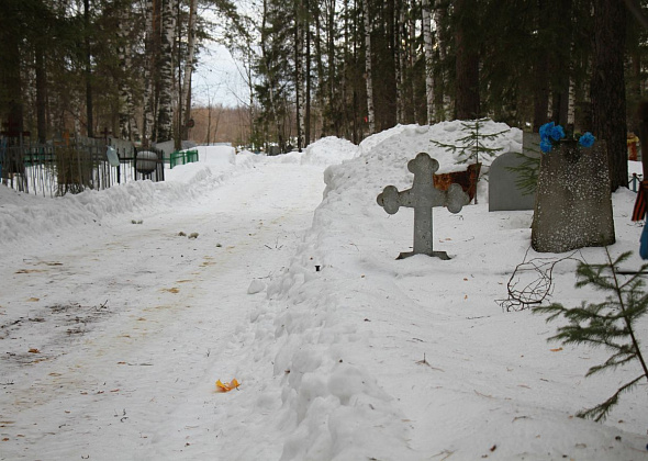 Во время похорон серовчанам пришлось выталкивать катафалк из снега. Дорогу на кладбище не почистили 