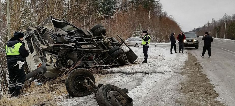 Водитель фургона говорит, что уснул за рулем. Подробности смертельного ДТП на выезде из Серова, где столкнулись три автомобиля