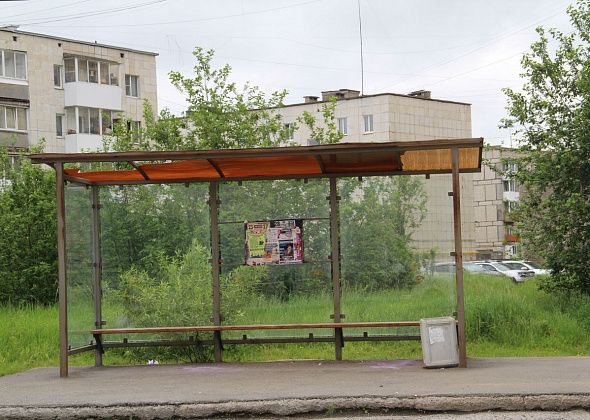 В Серове на автобусных остановках со сломанными крышами поликарбонат заменят на металл?