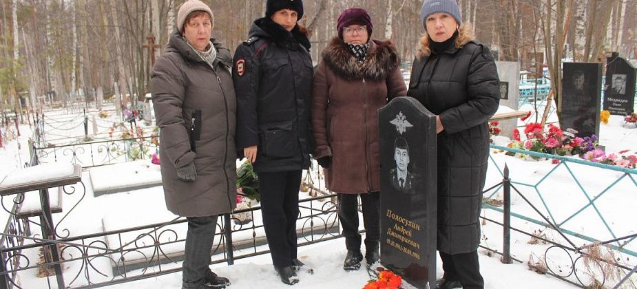 Полиция Серова посетила места захоронений сотрудников, погибших при исполнении