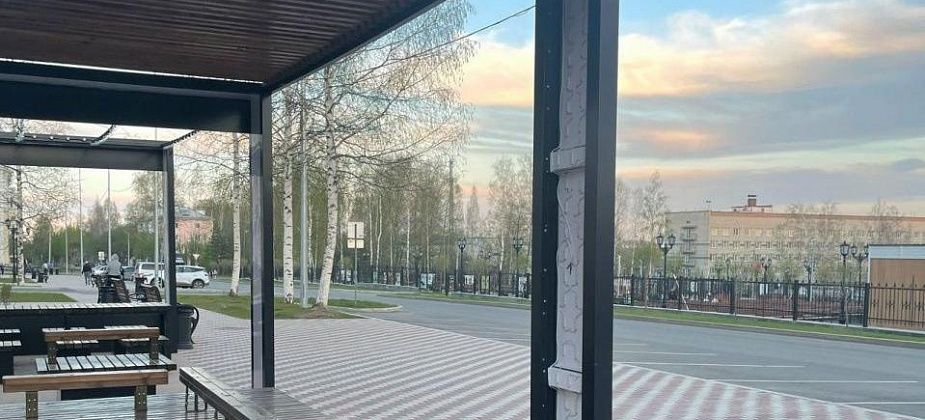 На недавно реконструированной площади Металлургов крошится плитка и отпадывают декоративные панели