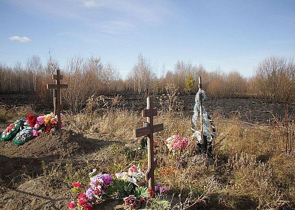 Пенсионер переживает за сохранность дороги до нового кладбища Серова