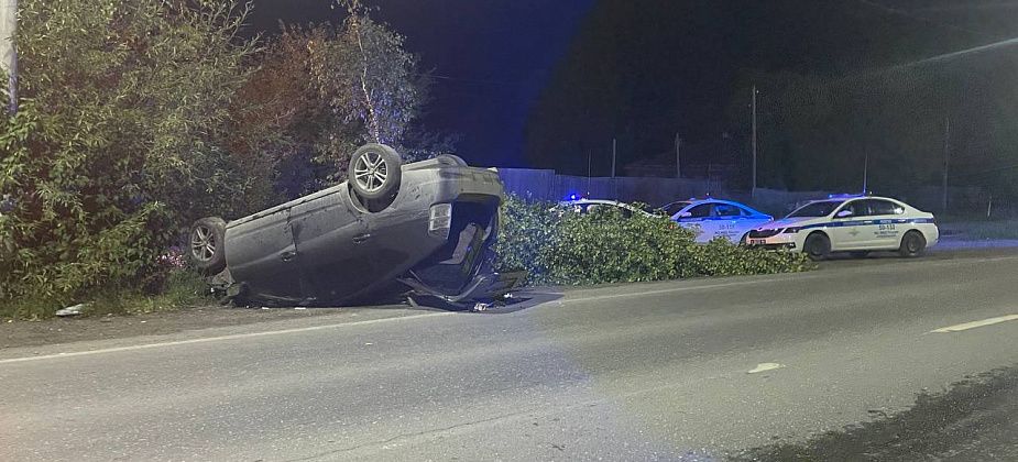 Пьяный водитель по пути на водохранилище перевернул автомобиль. Пострадали пассажиры - женщина и ее дочь
