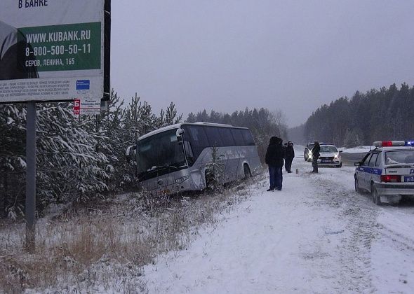 Автобус из Североуральска попал в ДТП под Серовом. Госпитализированы две пассажирки