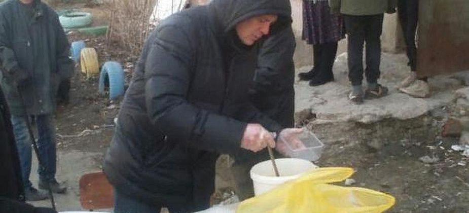 Добровольцы отдела Социального служения епархии кормят бездомных и малоимущих серовчан