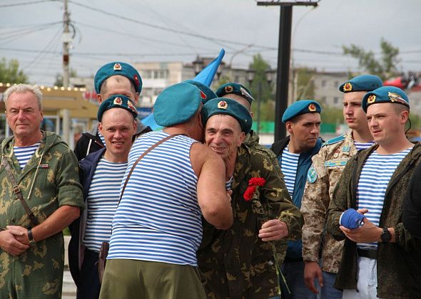 "Под девизом “Никто кроме нас” идешь по жизни". Серовские десантники отметили День ВДВ