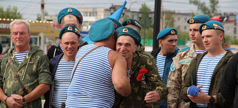 "Под девизом “Никто кроме нас” идешь по жизни". Серовские десантники отметили День ВДВ