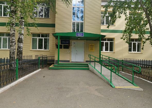Агитации «Единой России» с портретами Куйвашева больше нет на дверях серовских школ, где находятся избирательные участки?