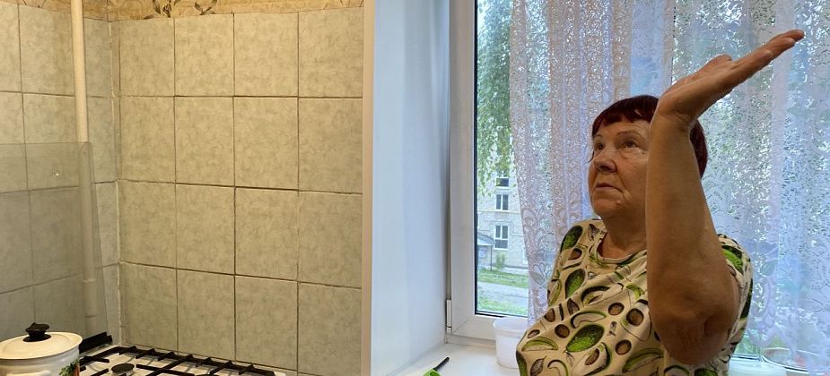 “Ждите, летом сделаем”. Серовчанка не может дождаться обещанного ремонта прохудившейся крыши