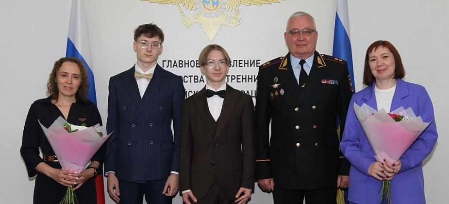 Юноши из Свердловской области, поймавшие преступника, получили награду от министра внутренних дел