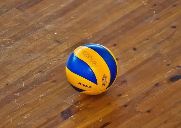На первенстве по волейболу в Серове играют 10 любительских команд
