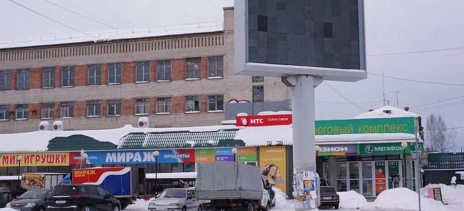 В центре Серова демонтируют цифровое рекламное табло