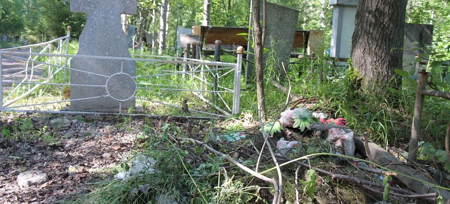 Суд обязал мэрию Серова в течение года навести порядок на 9 кладбищах