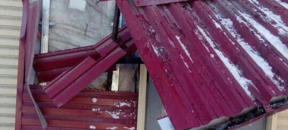 Снег, сошедший с крыши, повредил в Серове очередной козырек над подъездом: "Мы просто в ужасе"...