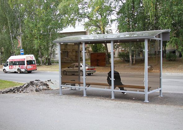 В Серове на месте демонтированных павильонов установили автобусные остановки из стекла и металла