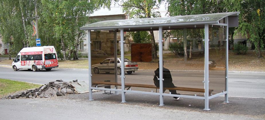 В Серове на месте демонтированных павильонов установили автобусные остановки из стекла и металла