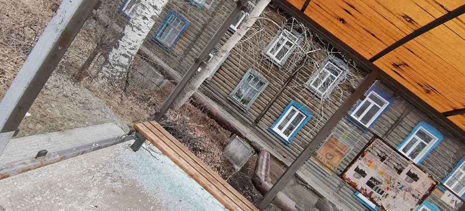 В Серове разбили стену на очередной остановке – на этот раз на улице Зеленой
