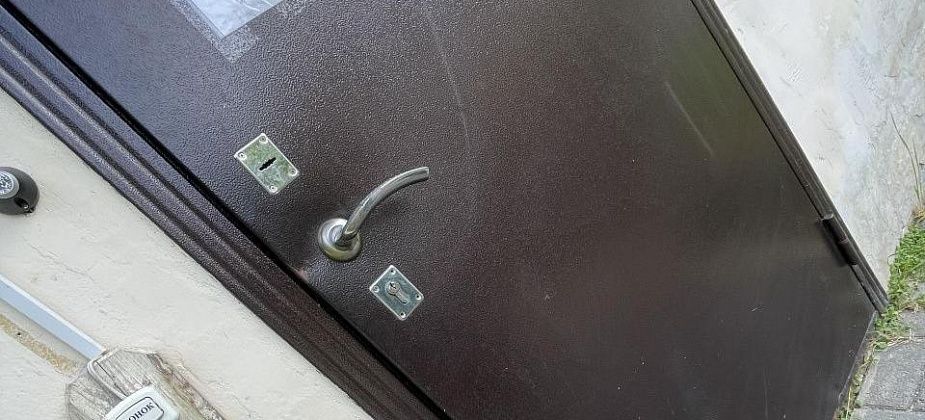 Посетители сломали входную дверь в наркологическом диспансере Серова