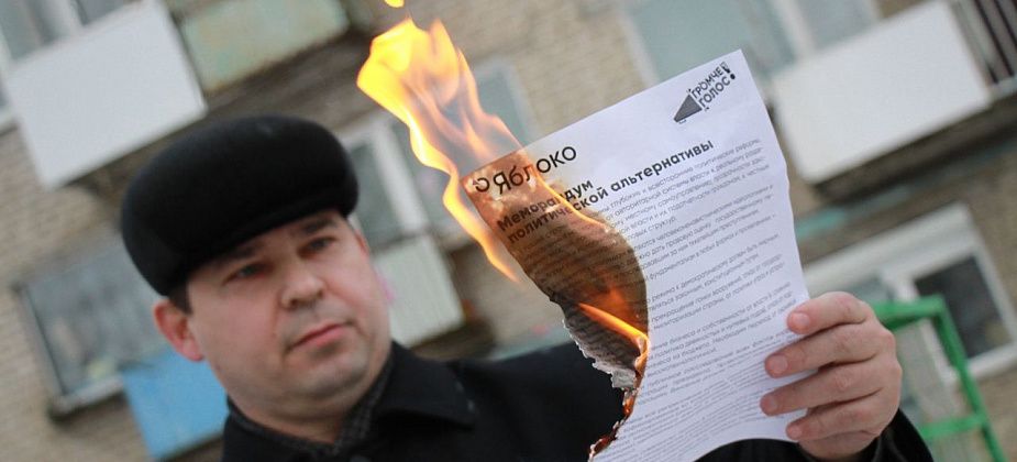 Столбов: Крым наш. Член "Яблока" сжег Меморандум политической альтернативы и отказался идти на выборы в ЗакСо 