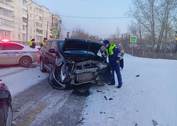 Три машины столкнулись на перекрестке в Серове