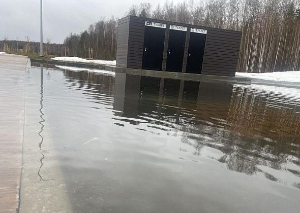 У туалетов на Киселевском водохранилище образовалась незапланированная лужа 