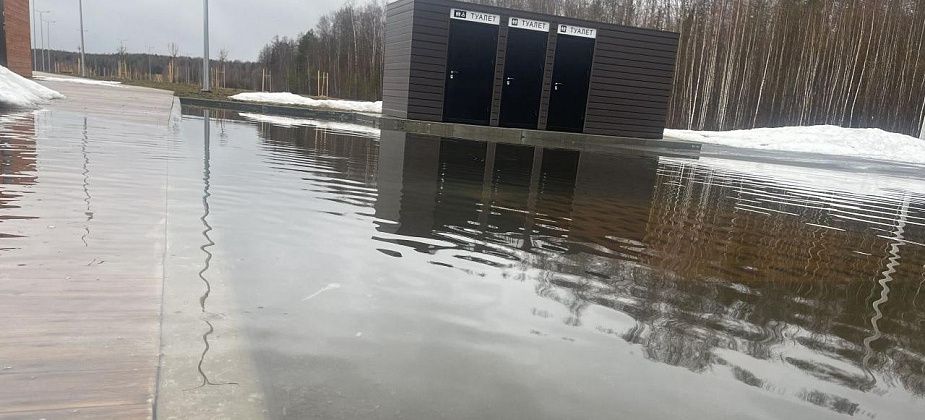У туалетов на Киселевском водохранилище образовалась незапланированная лужа 