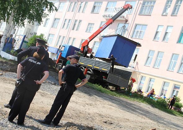 В присутствии полиции на площади Металлургов демонтировали киоски серовчанки Татьяны Борисовой