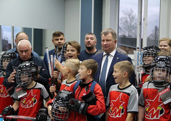 «Больше никакого Б/У». Администрация округа помогла юным хоккеистам в приобретении новой формы