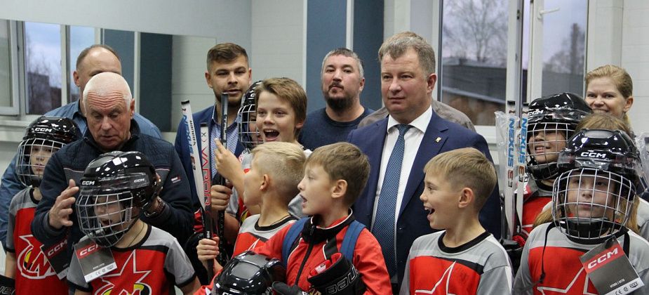 «Больше никакого Б/У». Администрация округа помогла юным хоккеистам в приобретении новой формы