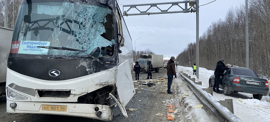 На трассе под Серовом столкнулись междугородний автобус и "ГАЗель"
