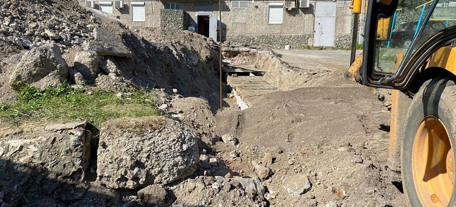 Заканчивается ремонт на теплотрассе во дворе дома по улице Заславского. Сегодня двор обещают открыть для проезда
