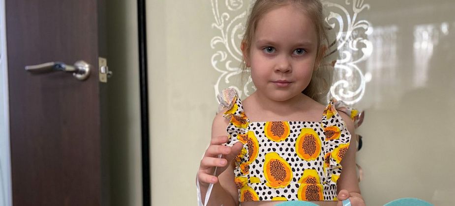 Дед Мороз, снежный человек и заяц вручили юной серовчанке подарок от «Елки желаний»