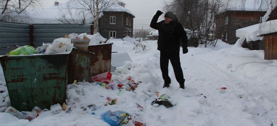 "Устроили помойку..." Серовчане жалуются на мусор и просят убрать контейнерную площадку от их дома
